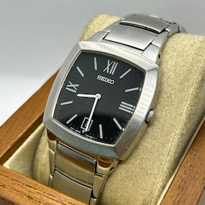 Seiko quartz watch silver with black dial with date window