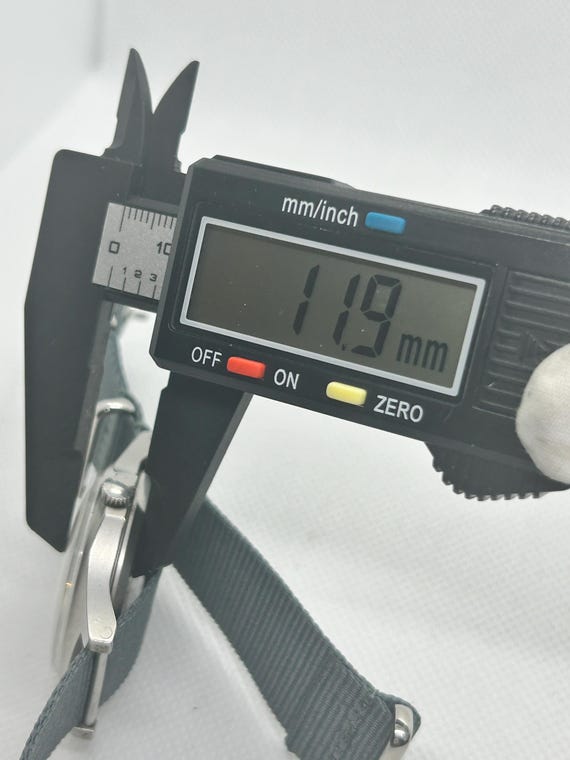 British Military issue CWC w10 2004 quartz watch - image 5