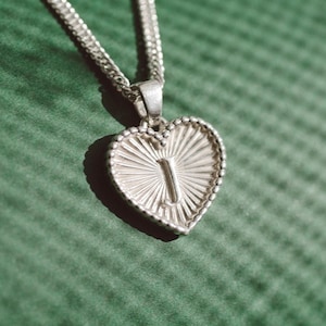 Colgante de plata con inicial en forma de corazón - Collar de plata con letras - Regalos y detalles con inicial de nombre