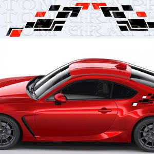 Puede incluir: Un coche deportivo rojo con llantas negras y techo negro. El coche tiene un diseño gráfico de formas de diamante negras, blancas y rojas en el lateral y encima. El texto "CUSTOM GRAPHICS" es visible encima del coche.