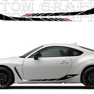 Può includere: Auto sportiva bianca con ruote nere e decalcomanie sui pannelli laterali. Le decalcomanie sono nere con accenti rossi e bianchi e la scritta "GR 86". L'auto è su sfondo bianco.