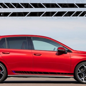 Peut inclure: Une voiture rouge à hayon avec des bandes de course GTI noires et blanches. La voiture a des roues noires avec des accents rouges. Les rayures portent le texte "GTI" et des accents bleus. La voiture est garée à l'extérieur par une journée ensoleillée.