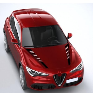 Puede incluir: Un coche rojo brillante con franjas de carreras negras y blancas en el capó. El vehículo tiene un diseño elegante con un interior negro y llantas plateadas. La imagen está tomada desde arriba, mostrando la parte delantera del coche.