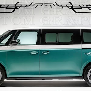 Könnte beinhalten: Ein türkis-weißes Fahrzeug mit schwarzen Rädern und einem dekorativen geometrischen Design. Über dem Fahrzeug steht der Schriftzug "CUSTOM GRAPHICS". Das Fahrzeug hat ein modernes Design und steht vor weißem Hintergrund.