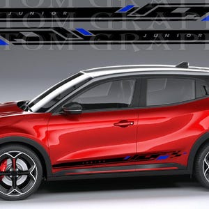Puede incluir: Un SUV compacto rojo con calcomanías gráficas negras y azules. El coche tiene un techo plateado y ruedas negras con un diseño único. Las calcomanías dicen "CUSTOM JUNIOR GRAPHICS".