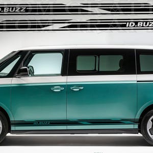 Könnte beinhalten: Ein teal-weißes Volkswagen ID.Buzz-Van mit schwarzen Akzenten und schwarz-weißen Aufklebern. Die Aufkleber lauten "ID.BUZZ". Der Van hat schwarze Räder und getönte Scheiben. Das Fahrzeug steht vor einem weißen Hintergrund.