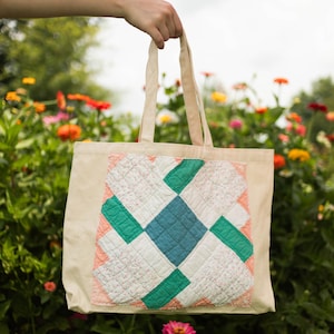 Bolsa tote com peça de colcha vintage