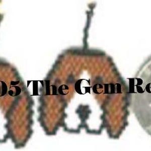 Op de afbeelding: Handgemaakte kralen oorbellen met een honden gezicht ontwerp in bruin, wit en zwart. De oorbellen hebben de vorm van een hondenhoofd. De tekst "©2005 The Gem Reaper" is zichtbaar.
