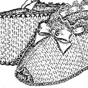 Puede incluir: Un par de botines de bebé de ganchillo con un lazo blanco en un botín.