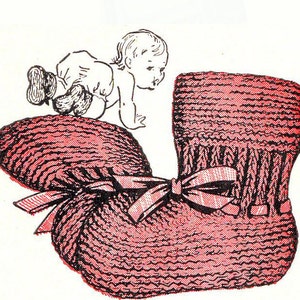 Puede incluir: Un par de botines de bebé de punto rosa con un lazo. Los botines están hechos con un punto texturizado y tienen una sensación suave y mullida.