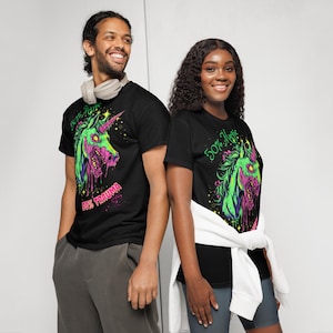 マジック＆トラウマTシャツ - レイブ、ゴシックフェスティバル、ブラックユーモアストリートウェアファンのためのネオンデザインのゾンビユニコーンシャツ
