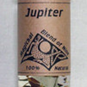 Puede incluir: Una pequeña botella de vidrio con una tapa negra llena de hierbas secas y una etiqueta marrón que dice "Jupiter Blend of Herbs 100% Natural".