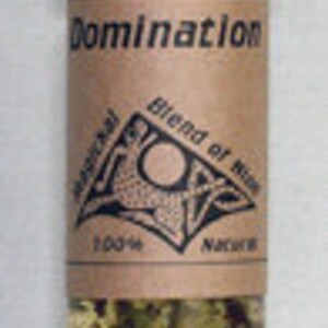 Puede incluir: Una pequeña botella de vidrio con tapa negra llena de un líquido marrón y hierbas verdes. La etiqueta dice "Domination Blend of Herbs 100% Natural"