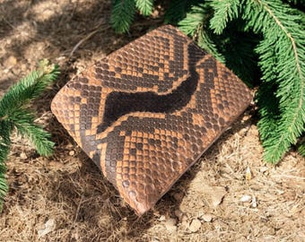 Limitierte Version - Handgefertigtes Taupe Python Leder Bifold Wallet: Benutzerdefinierte Rindslederfutter
