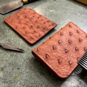 Luxe struisvogelhuid-cadeauset: slanke kaarthouder + dubbele portemonnee | Op maat handgemaakt exotisch leer