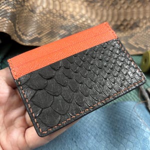 エキゾチックパイソンレザー製カードホルダー：手作りレザーウォレット、RFIDブロッキング機能付き