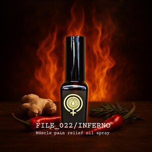 Op de afbeelding: Een zwarte fles spierpijnverlichtende olie spray met een gouden logo en de tekst "FILE_022/INFERNO". De fles is omgeven door gember, rode chilipepers en rozemarijn, met een vurige achtergrond.