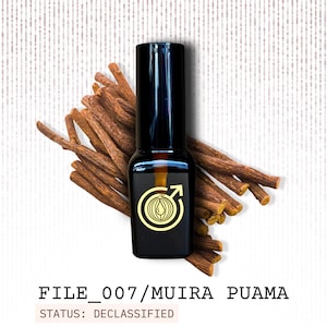 Peut inclure: Une bouteille noire avec un emblème doré et un bouchon foncé, entourée de bâtonnets bruns. La bouteille porte un emblème doré avec un symbole masculin. Le texte "FILE_007/MUIRA PUAMA" et "STATUS: DECLASSIFIED" sont en bas.