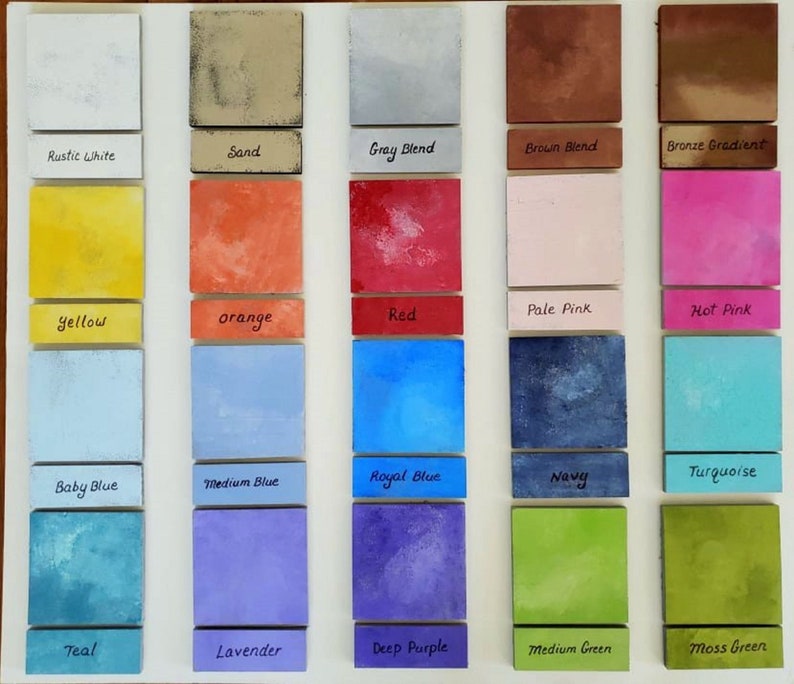 Puede incluir: Una paleta de colores con veinticinco azulejos cuadrados dispuestos en cinco columnas y cinco filas. Cada azulejo tiene una etiqueta escrita a mano que incluye Rustic White, Sand, Gray Blend, Brown Blend, Bronze Gradient, Yellow, Orange, Red, Pale Pink, Hot Pink, Baby Blue, Medium Blue, Royal Blue, Navy, Turquoise, Teal, Lavender, Deep Purple, Medium Green y Moss Green.