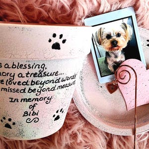 Hand-painted personalized pet memorial planter in pale pink with custom wording and colors. Terracotta sympathy pot with pet name for dog or cat loss, Rainbow Bridge tribute