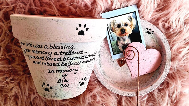 Hand-painted personalized pet memorial planter in pale pink with custom wording and colors. Terracotta sympathy pot with pet name for dog or cat loss, Rainbow Bridge tribute