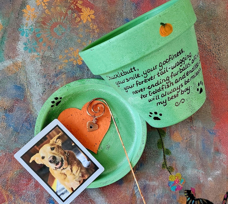 Dog or cat sympathy gift garden memorial planter. Shown in green.