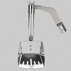 Puede incluir: Una cuchara para hielo de acero inoxidable con un brazo de palanca y una cuchara ranurada. La cuchara tiene forma rectangular con una serie de ranuras verticales en la parte inferior. El brazo de palanca está unido a un poste vertical con una tuerca de mariposa.