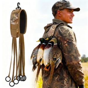 Puede incluir: Un portador de aves de caza con un patrón de camuflaje en la hombrera y las correas. El portador tiene múltiples bucles para asegurar las aves de caza. La imagen muestra el portador en uso, sosteniendo varios patos.
