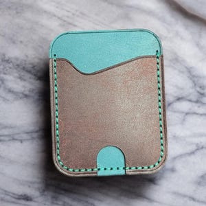 Handgefertigtes schlankes Kartenetui aus Leder – minimalistisches Design mit hellblauen Nähten – kompakte Geldbörse für Damen und Herren