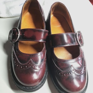 RZADKI projekt John Fluevog Mary Janes Burgundy Leather Brogues Rozmiar 9 Damskie Wyprodukowano w Portugalii Rzadka torba Vintage 90s Original z sygnowanym obcasem