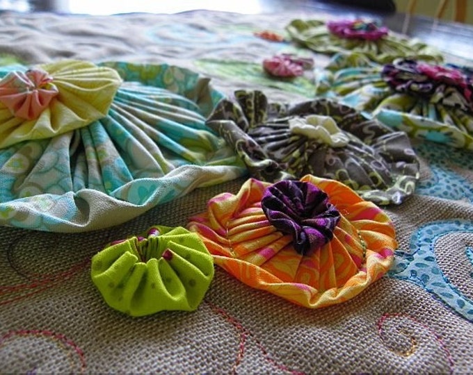 Marveles FLOWER UP Quilt With Pom Poms Mother Grandma Etsy