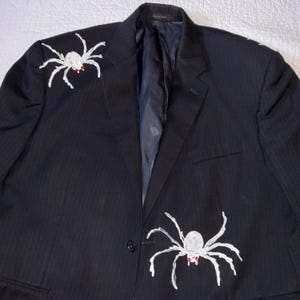 Op de afbeelding: Een witte keramische mok met een zwart handvat en de tekst "But First, Coffee" in een zwarte, vette letter. De mok staat op een houten oppervlak.