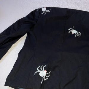 Op de afbeelding: Een witte keramische mok met een zwart handvat en de tekst "But First, Coffee" in een zwarte, vette letter. De mok staat op een wit oppervlak.