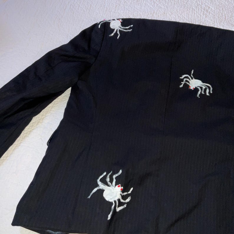 Op de afbeelding: Een witte keramische mok met een zwart handvat en de tekst "But First, Coffee" in een zwarte, vette letter. De mok staat op een wit oppervlak.