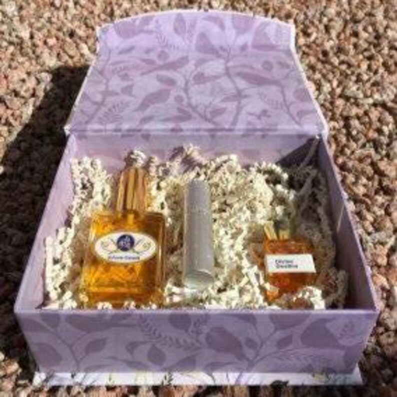 Luxury Natural Perfume Gift Set: Floral Aromatherapy - Sovereign Collection decorative box with perfume set.