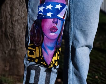 Jeans dipinti a mano – Ritratto bendato, denim artistico, arte indossabile