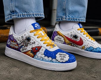 Anpassade rymdkomiska sneakers — Handmålade på beställning