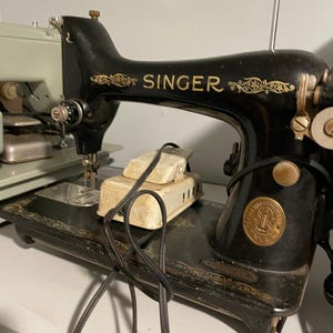 Vintage Singer Sewing Machine – For Parts or Repair – Black & Gold Decal