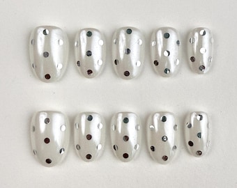 Uñas postizas blancas brillantes / Uñas de lunares / Uñas minimalistas / Uñas bonitas / Uñas sencillas / Uñas con purpurina / Uñas para el día a día en la oficina