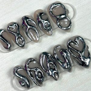 Trendige Chrome Press On Nails, Silberfarbenes rätselhaftes Muster, Metallic Nail Art, Gothic inspirierte Nail Art, Y2k Nägel, Mandel Nägel, Coole Nägel