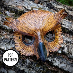 Könnte beinhalten: Eine handgefertigte Eulenmaske mit detaillierten Federstrukturen, bemalt in Braun- und Goldtönen, mit einem schwarzen Schnabel und Augenrändern. Die Maske trägt den Text "PDF PATTERN" in einem weißen Kreis.