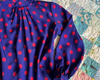 Vintage 80er/90er Jahre Lila + Rot Polkadot Mockneck Sekretärin Bluse S M