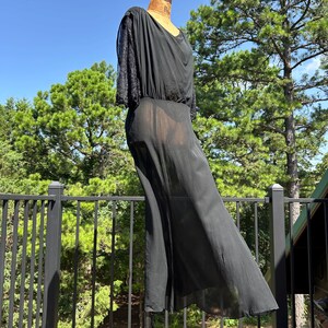 Robe midi fluide et drapée en mousseline de soie noire transparente et dentelle Chantilly, style années 30, taille L. image 3