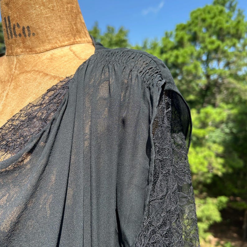 Robe midi fluide et drapée en mousseline de soie noire transparente et dentelle Chantilly, style années 30, taille L. image 4