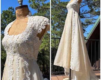 Vestido de noiva vintage dos anos 60 da House of Bianchi, estilo Regência, cintura império, cauda longa, tamanho XS.