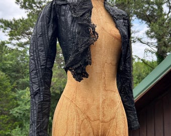 Vestido antiguo de luto victoriano de finales del siglo XIX, de tafetán, con mangas abullonadas y corpiño con ballenas, talla XXS.