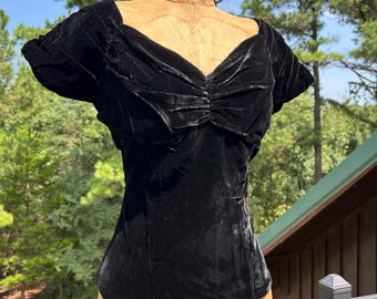 Top vintage anni '50 in velluto nero con arricciature e scollo a cuore, cerniera laterale in metallo, taglia M