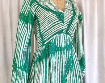 Robe longue vintage années 60, style « ère spatiale », à corsage froncé et smocké, à pois dorés métallisés, signée Julie Miller.
