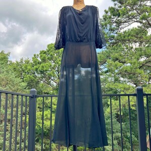 Robe midi fluide et drapée en mousseline de soie noire transparente et dentelle Chantilly, style années 30, taille L. image 6