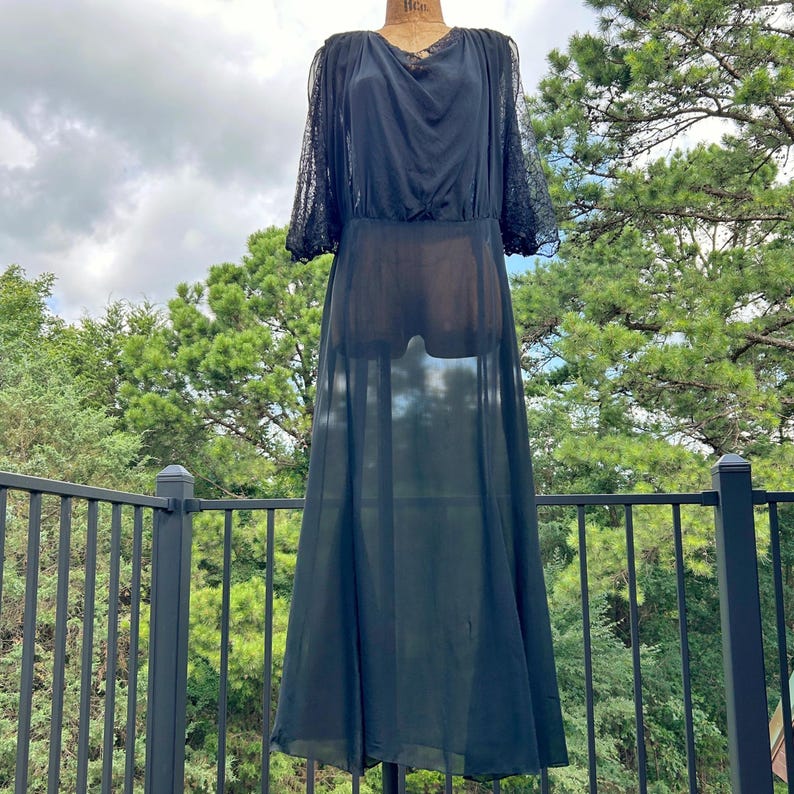 Robe midi fluide et drapée en mousseline de soie noire transparente et dentelle Chantilly, style années 30, taille L. image 6